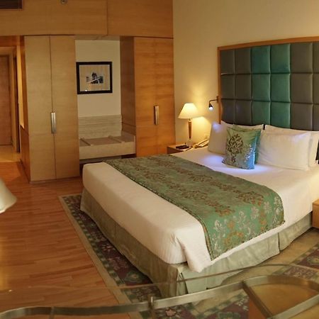 Taj Chandīgarh חדר תמונה A room at the Taj Mahal Palace