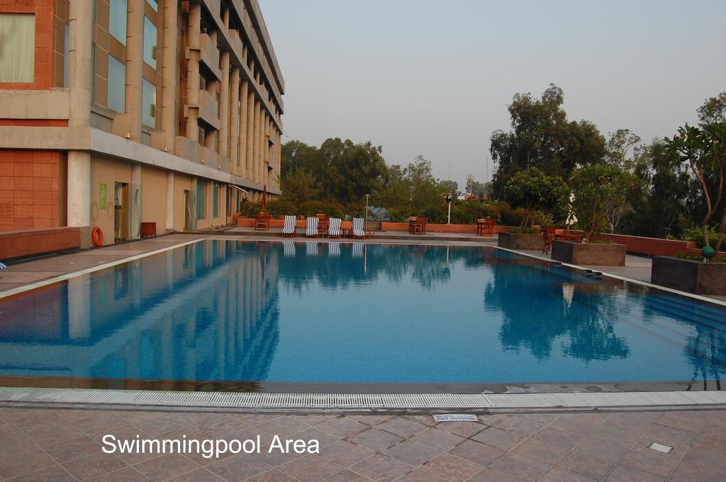 Taj Chandīgarh מראה חיצוני תמונה Swimming pool area