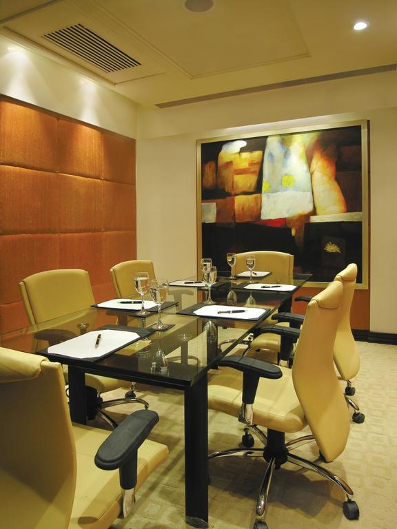 Taj Chandīgarh מראה חיצוני תמונה A boardroom at a hotel
