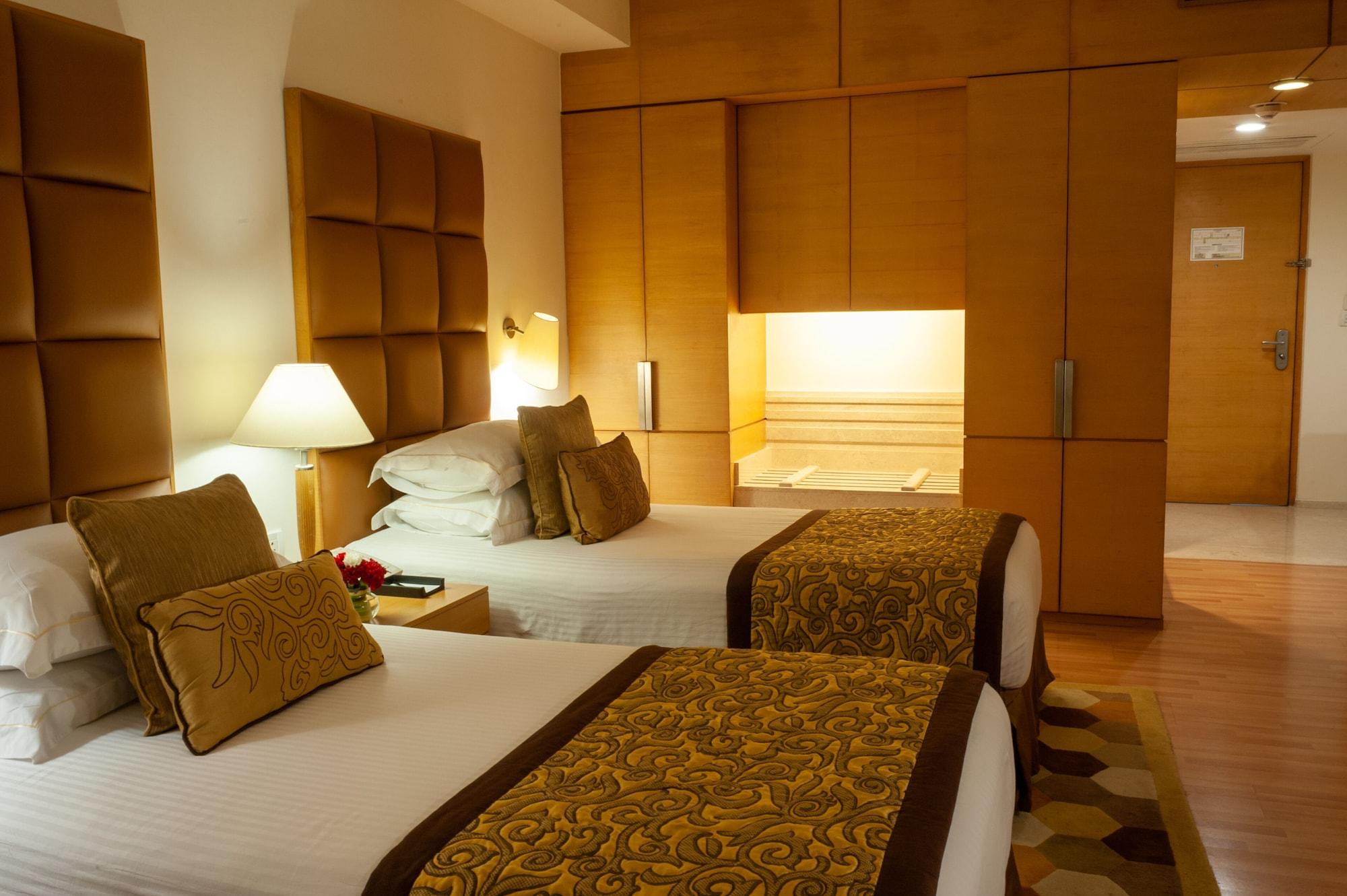 Taj Chandīgarh מראה חיצוני תמונה A room at the Taj Mahal Palace