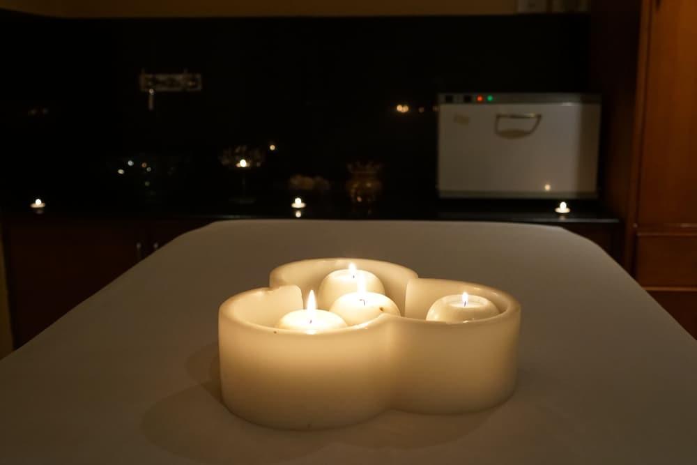 Taj Chandīgarh מראה חיצוני תמונה A massage table with candles