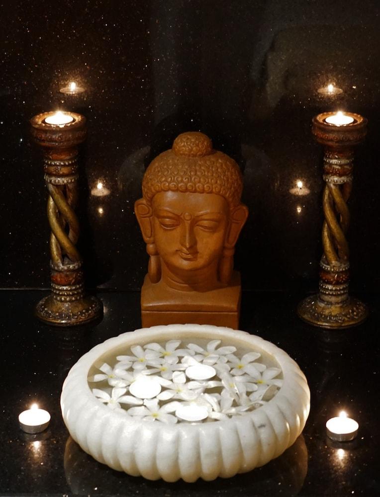 Taj Chandīgarh מראה חיצוני תמונה A statue of the Buddha with two oil lamps