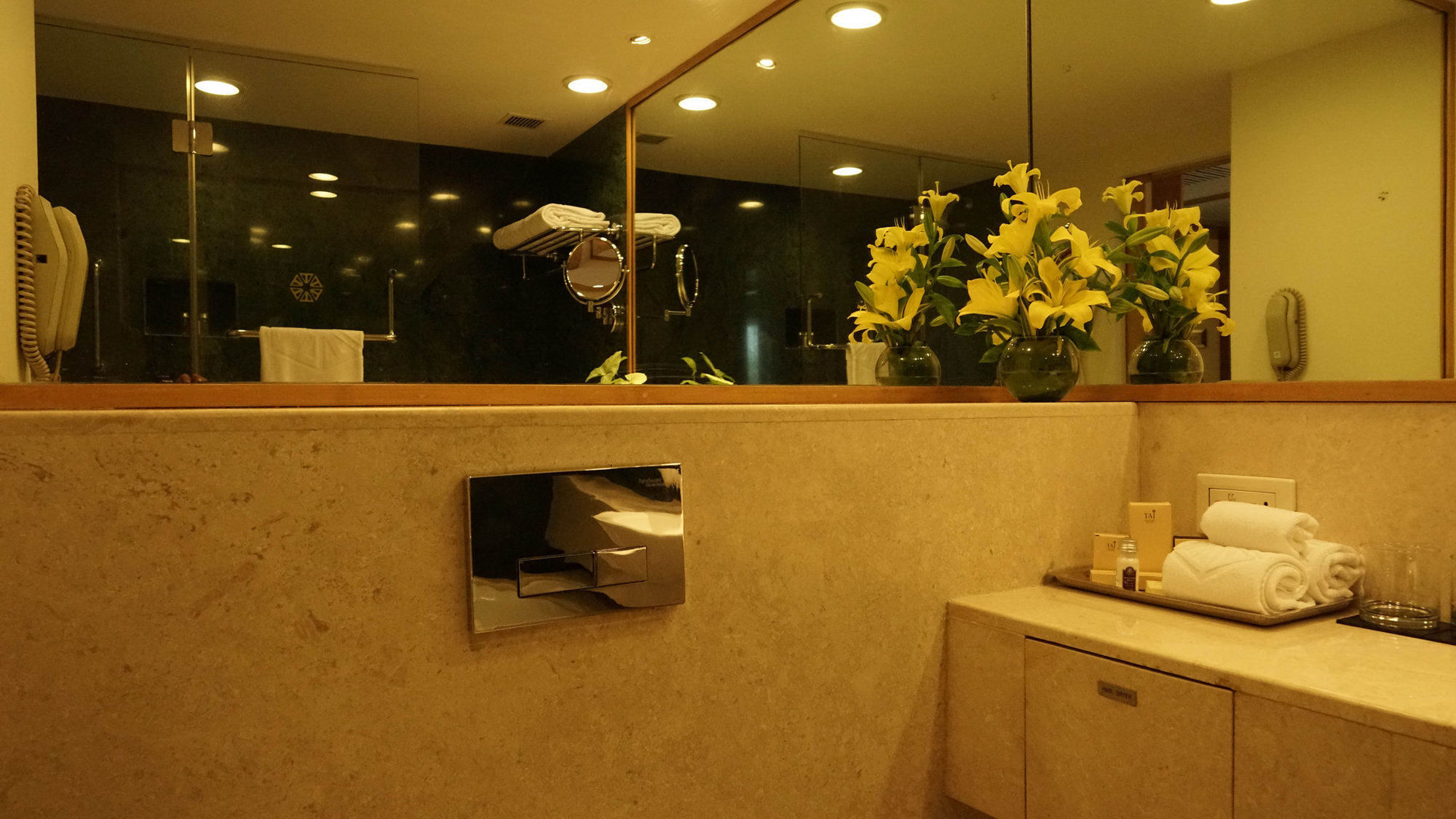 Taj Chandīgarh מראה חיצוני תמונה A hand dryer in a hotel bathroom