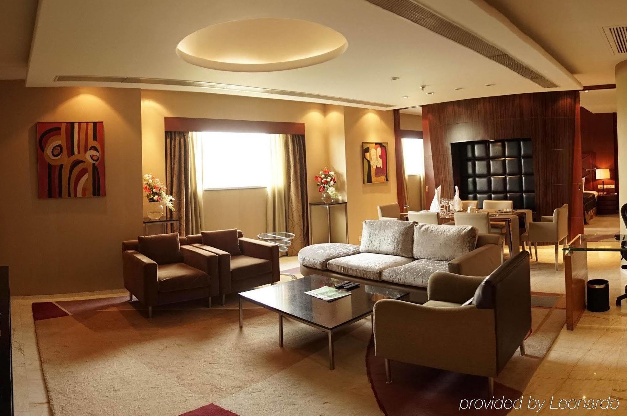 Taj Chandīgarh מראה חיצוני תמונה A living room in a suite at the Ritz-Carlton, Dubai